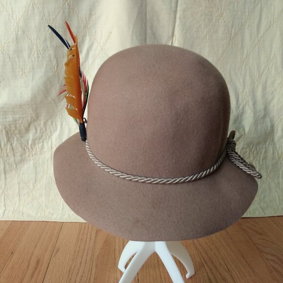 Light Brown Felt Hat with Feather Brooch Pin and Silky Cable Rope Bow - Picture 4 of 11